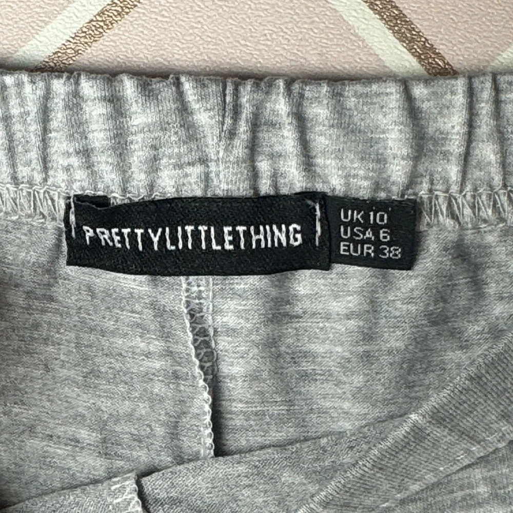 NWOT PrettyLittleThing Light Gray Seamless High-Rise Flare Leggings US 6 Medium - Picture 3 of 3